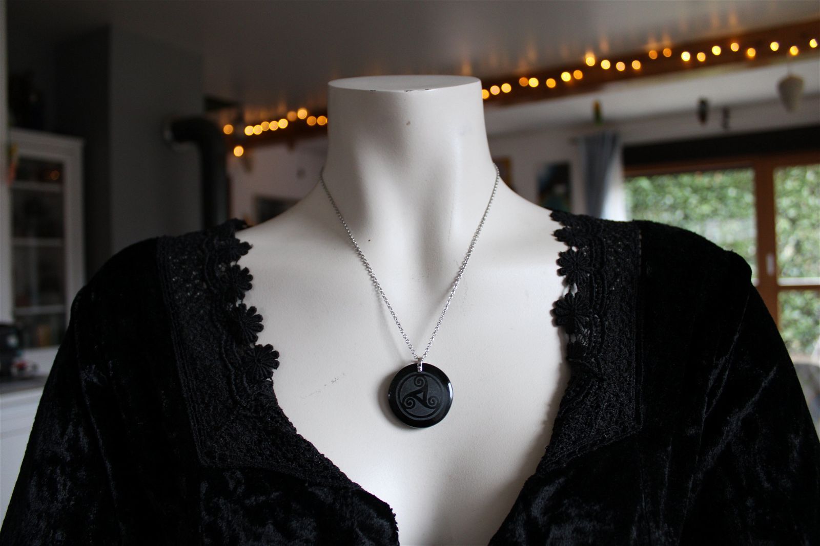 Collier en obsidienne dorée avec gravure Triskell - Aurore Lune 