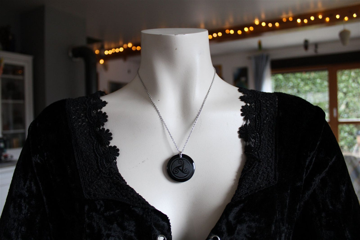 Collier en obsidienne dorée avec gravure Triskell - Aurore Lune 