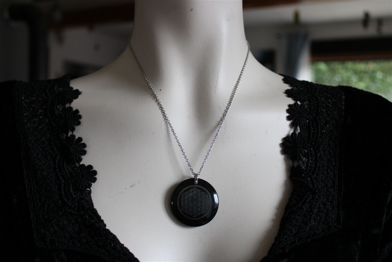 Collier en obsidienne dorée avec gravure fleur de vie - Aurore Lune 