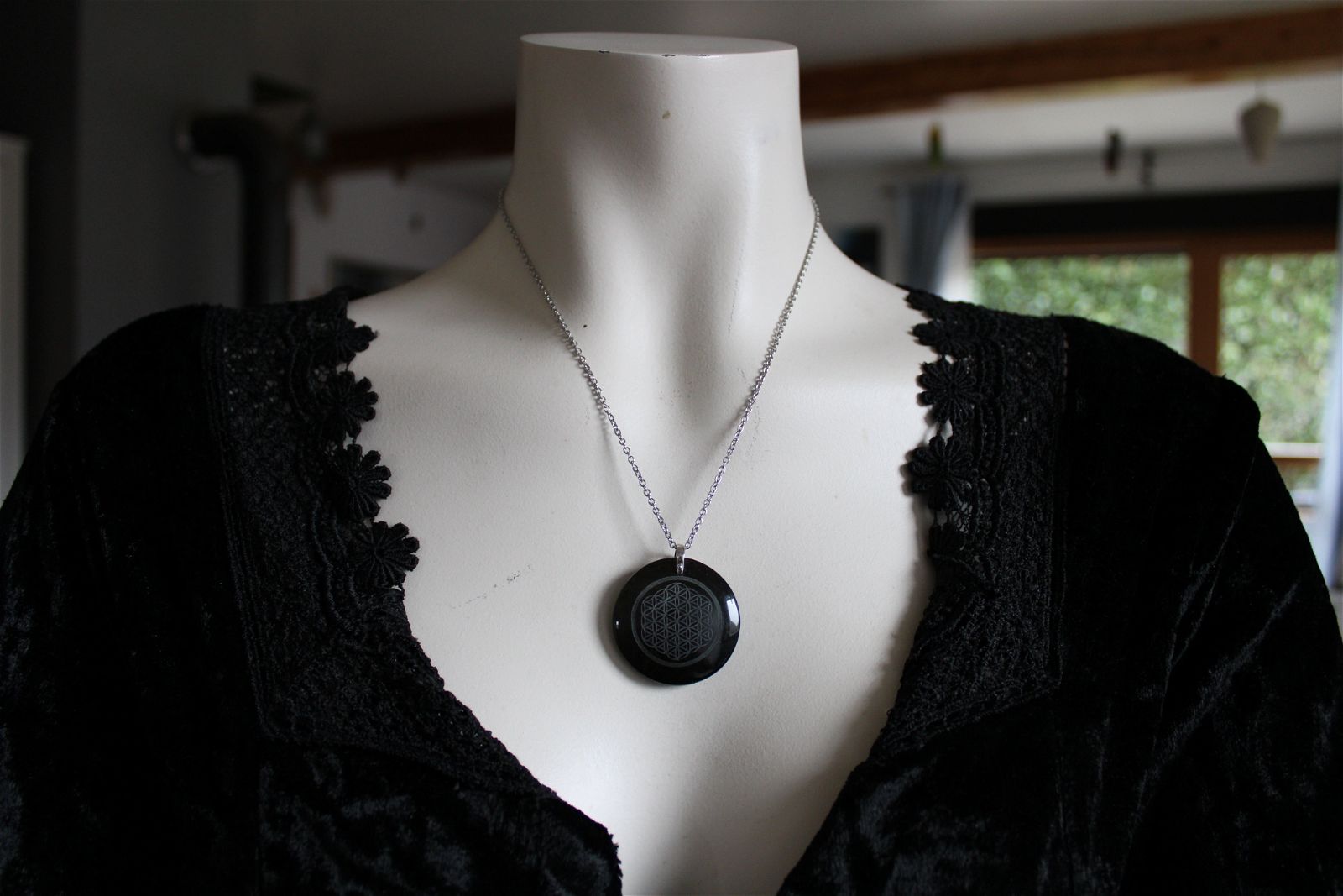 Collier en obsidienne dorée avec gravure fleur de vie - Aurore Lune 