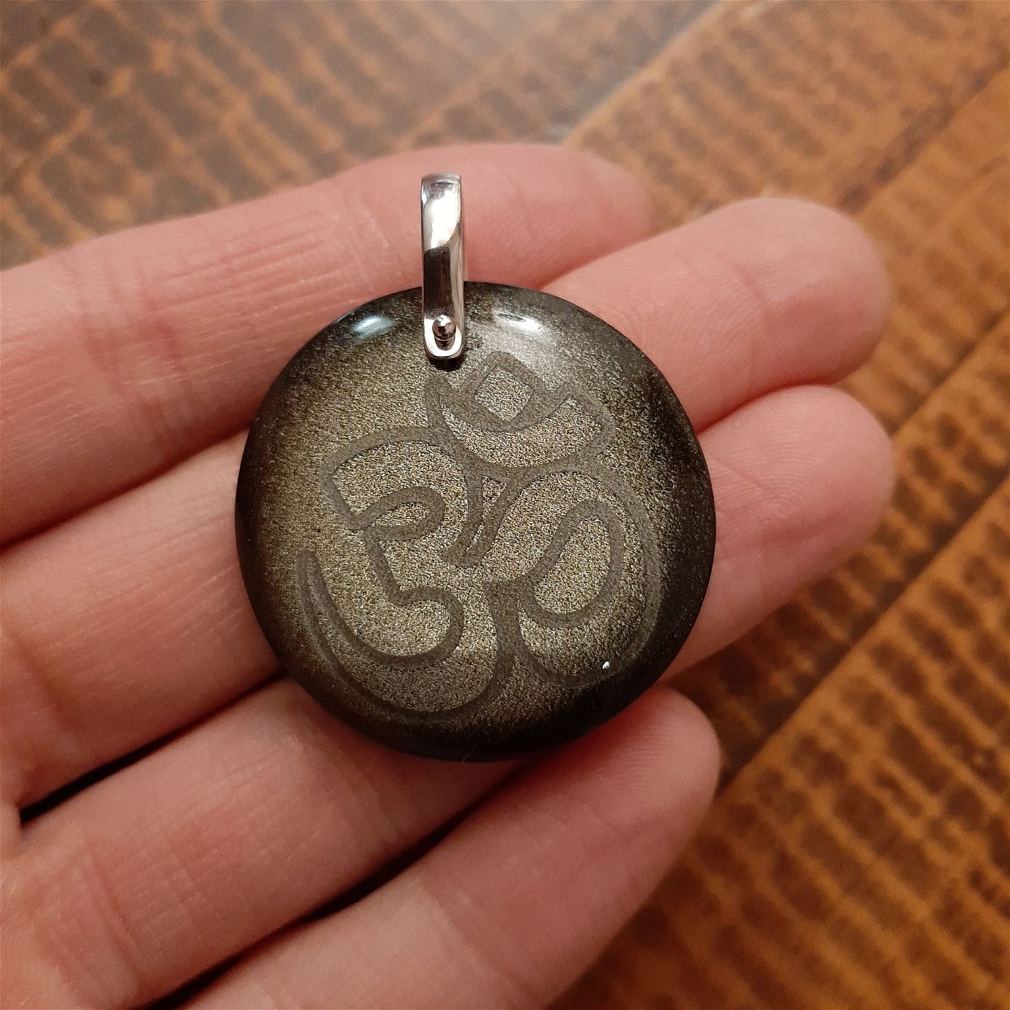 Collier en obsidienne dorée gravée d'un ohm - Aurore Lune 