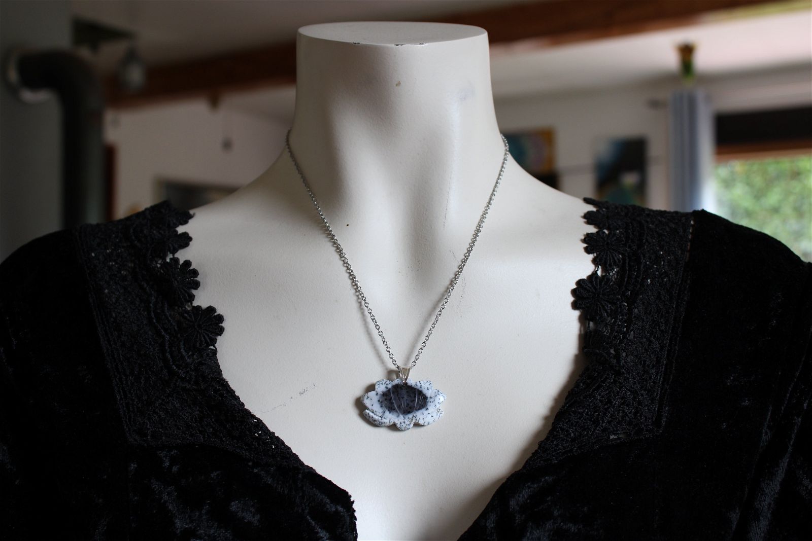 Collier opale à dendrites ou merlinite en forme de Lotus - Aurore Lune 