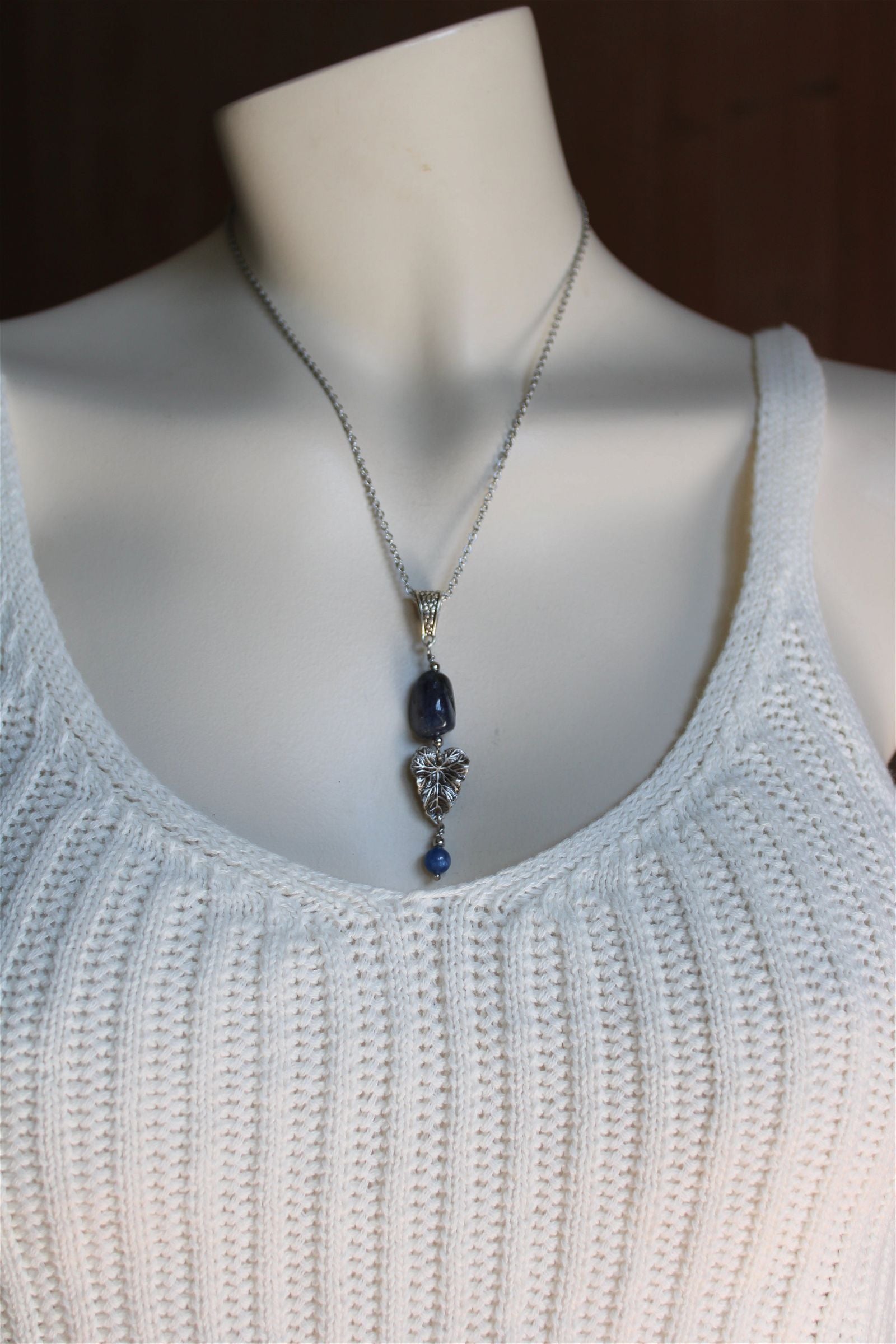 Collier poétique avec disthène bleu et cordiérite - Aurore Lune 