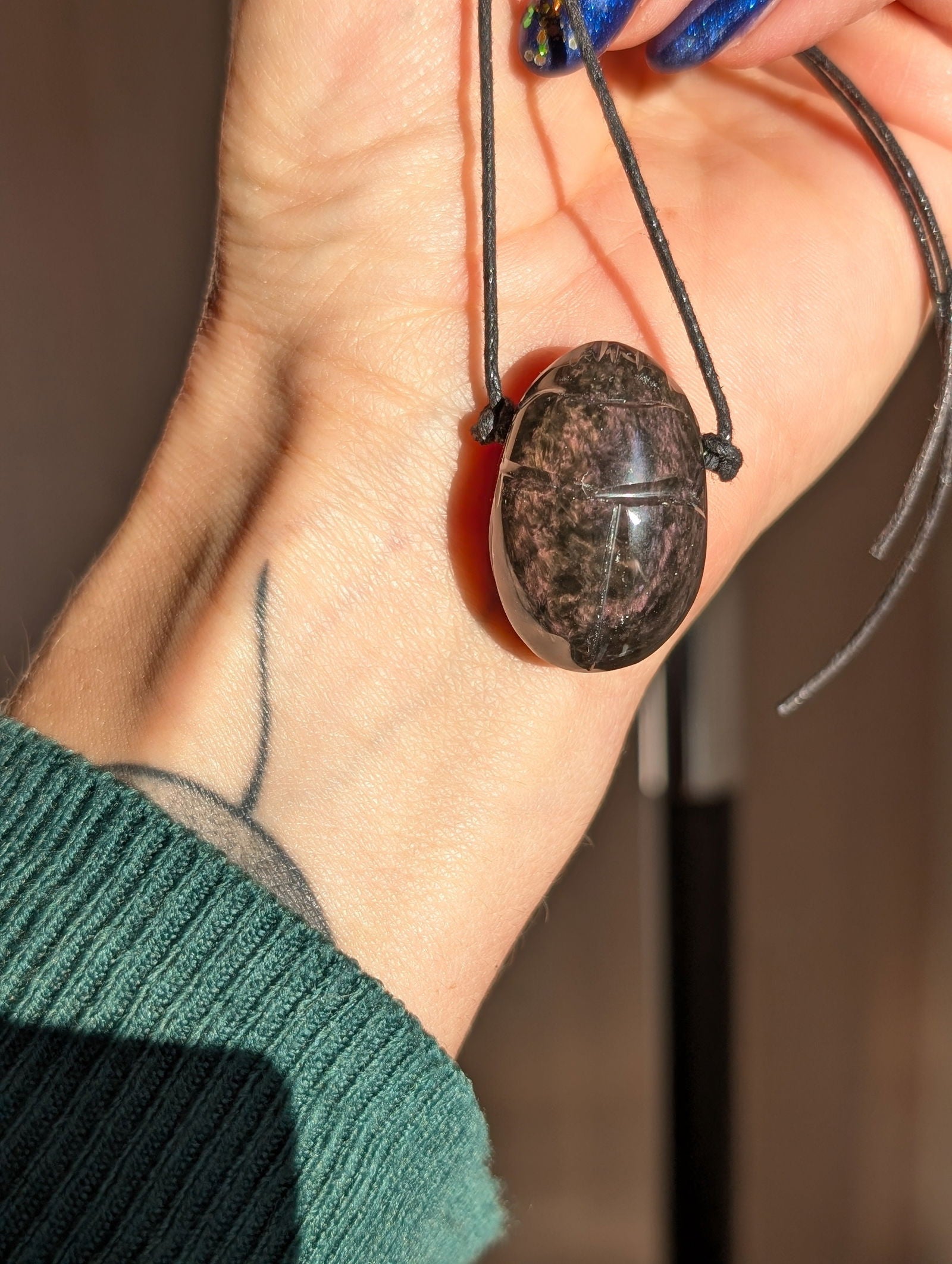 Collier scarabée en obsidienne mentogochol - Aurore Lune 