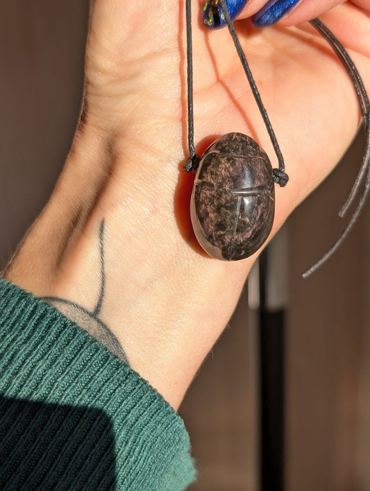 Collier scarabée en obsidienne mentogochol - Aurore Lune 