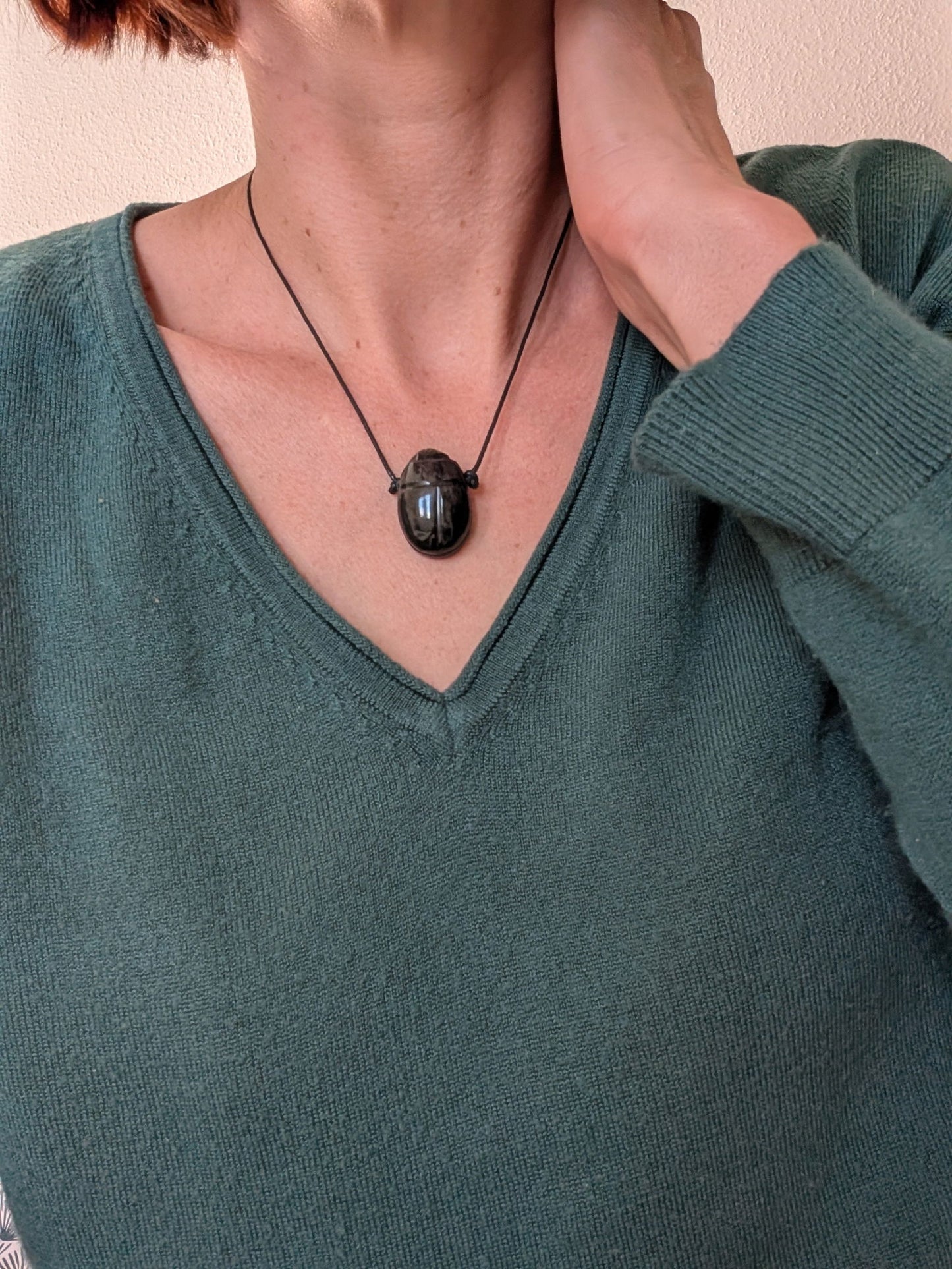 Collier scarabée en obsidienne mentogochol - Aurore Lune 