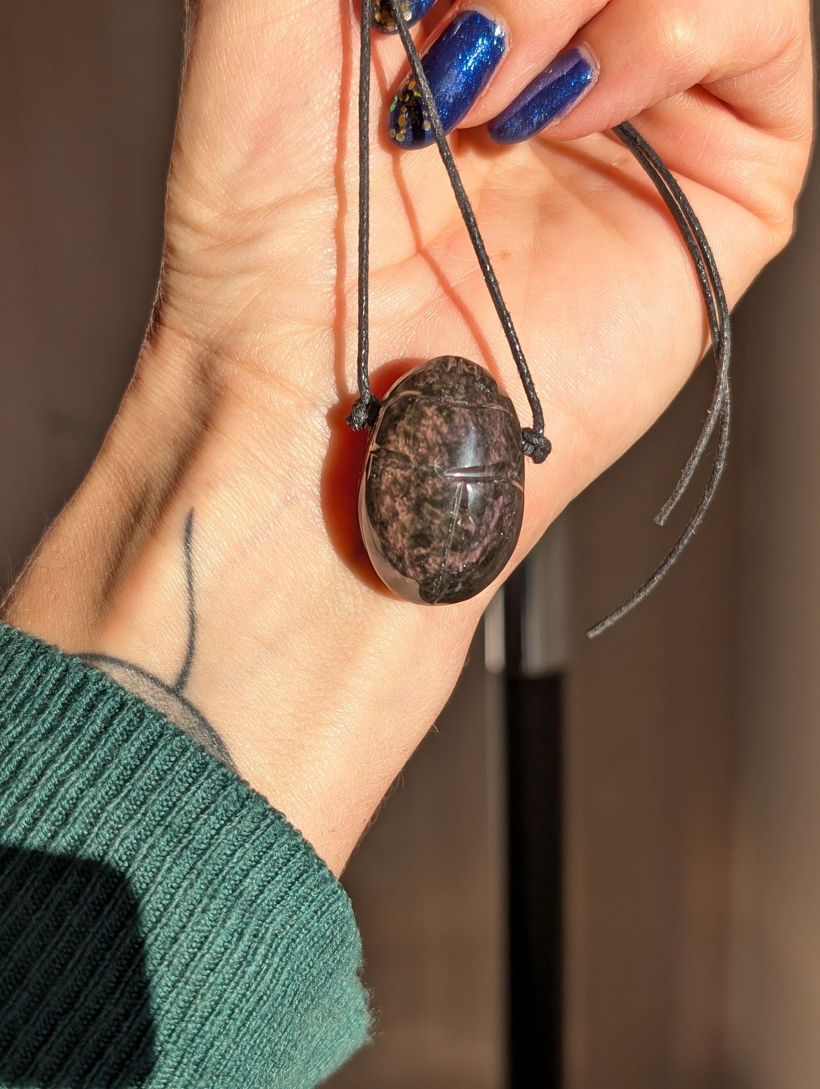 Collier scarabée en obsidienne mentogochol - Aurore Lune 