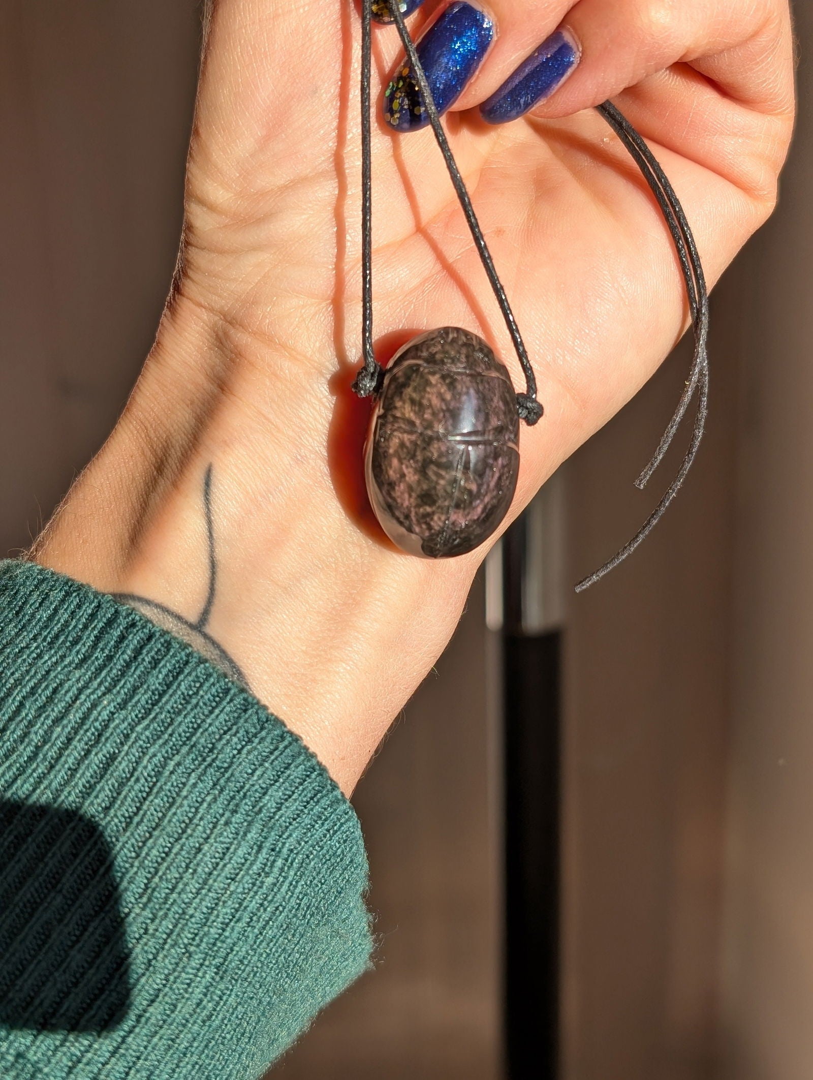 Collier scarabée en obsidienne mentogochol - Aurore Lune 
