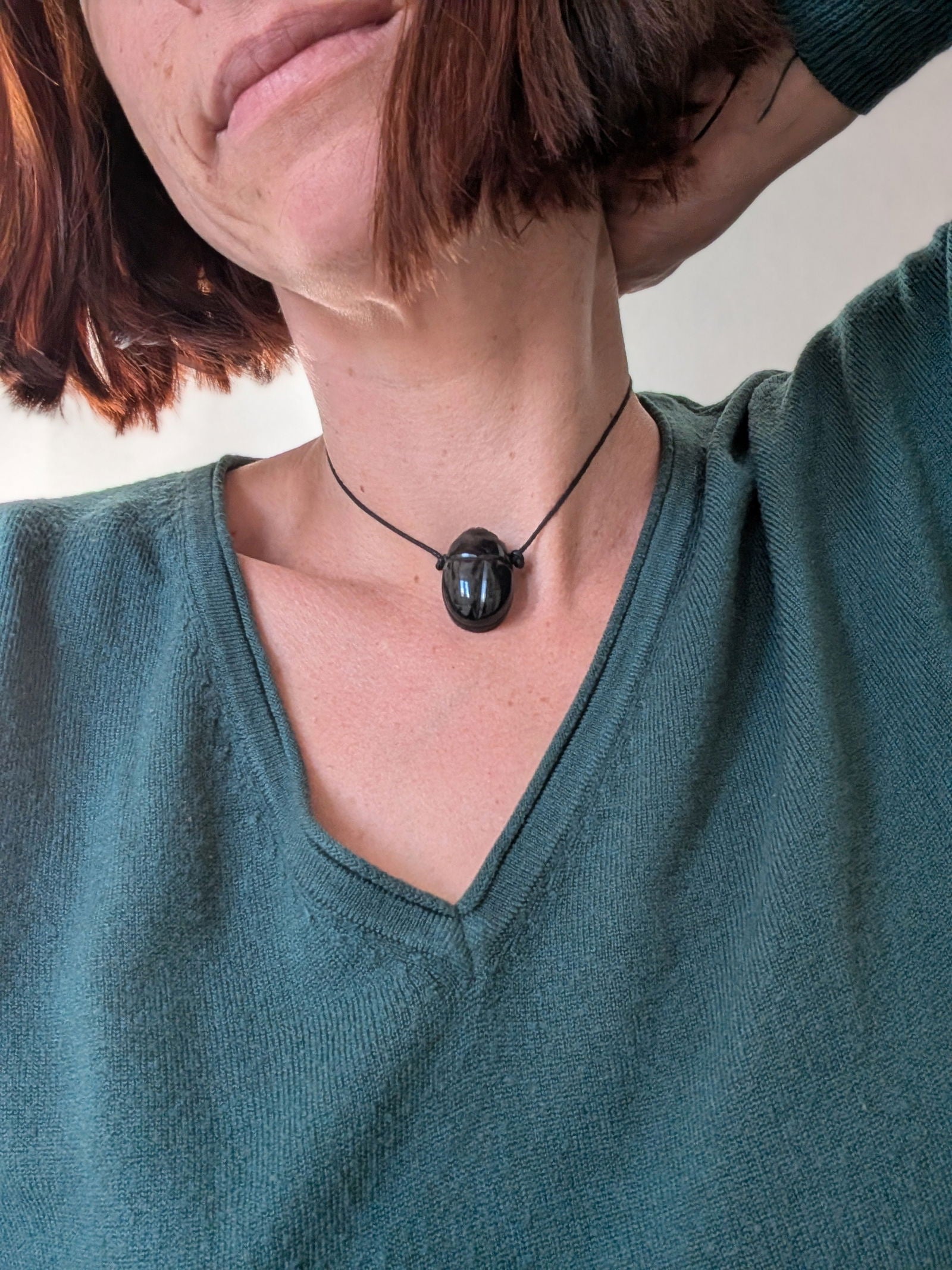 Collier scarabée en obsidienne mentogochol - Aurore Lune 