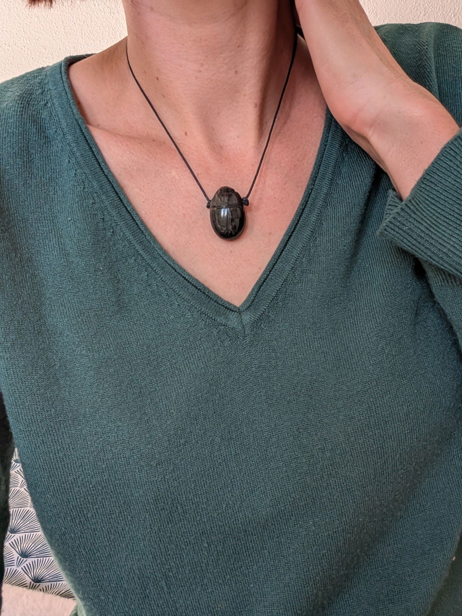 Collier scarabée en obsidienne mentogochol - Aurore Lune 