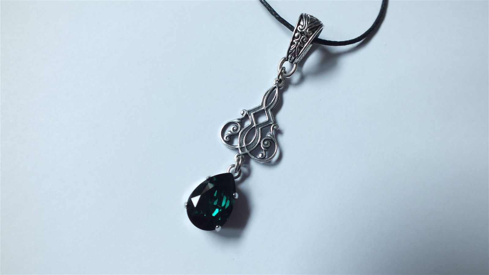 Collier unique décoré swarovski vert mousse - Aurore Lune 