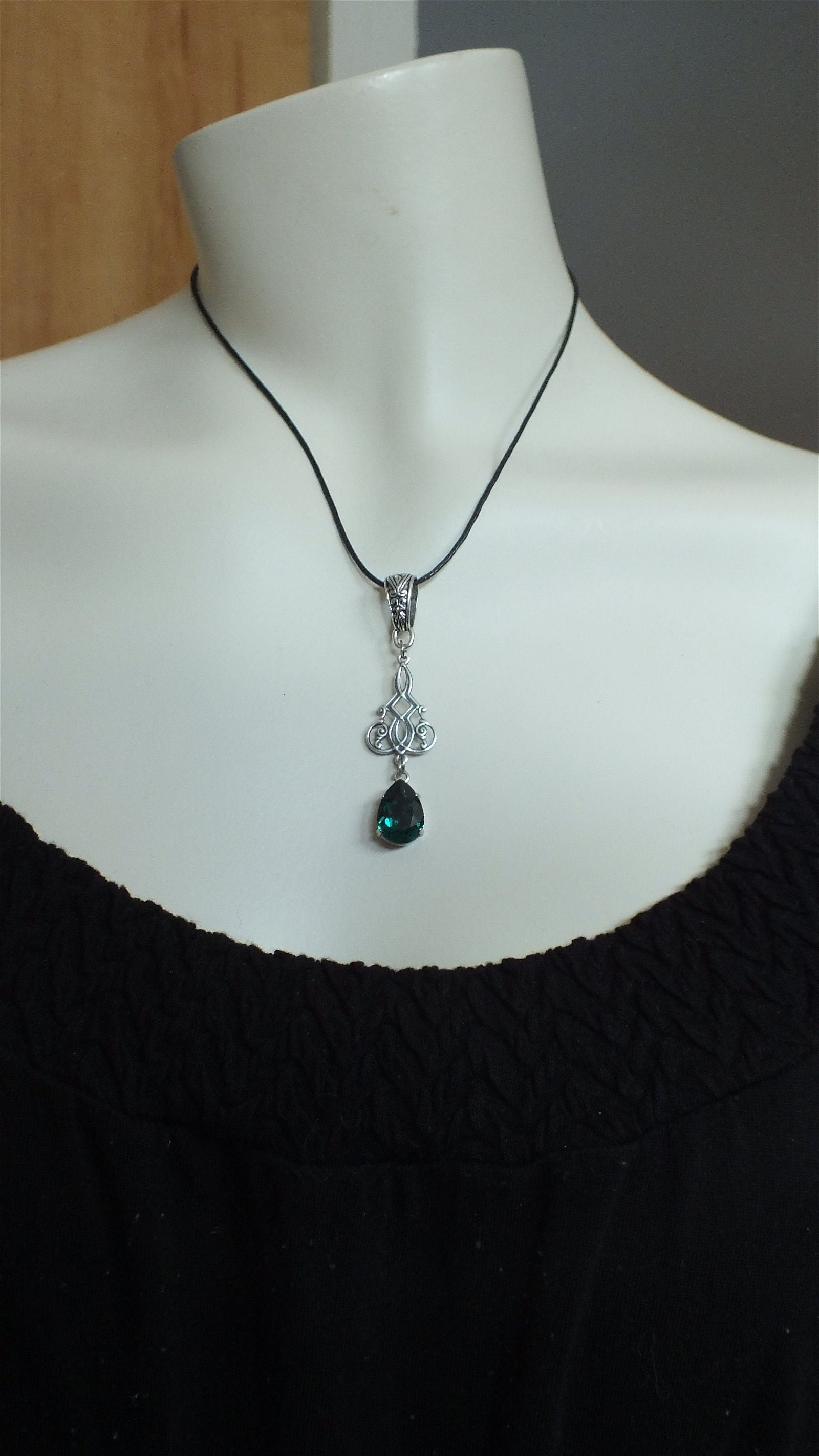 Collier unique décoré swarovski vert mousse - Aurore Lune 