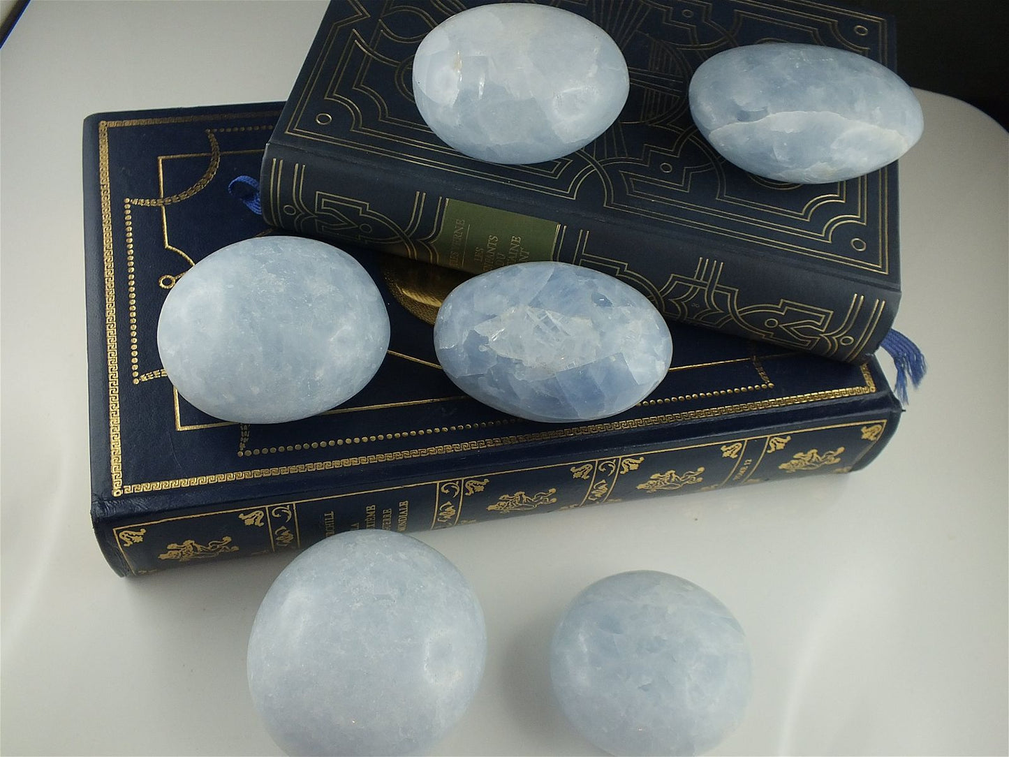 Galet de calcite bleue COLIS - Aurore Lune 