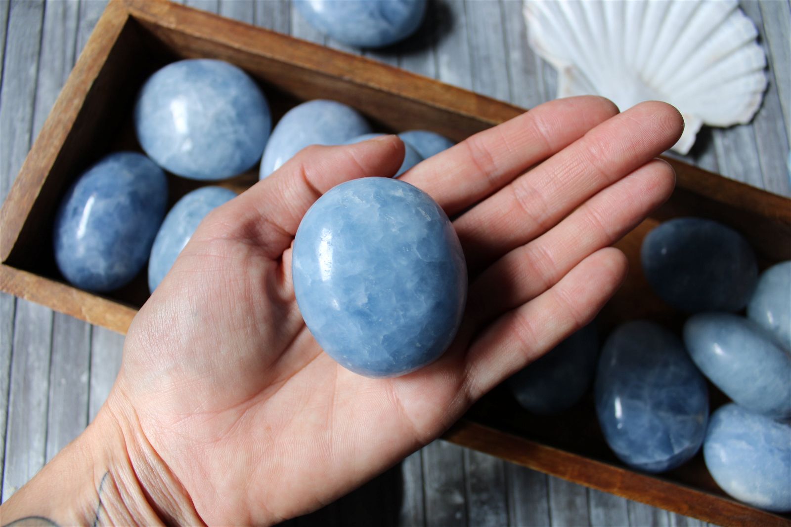 Galet de calcite bleue COLIS - Aurore Lune 