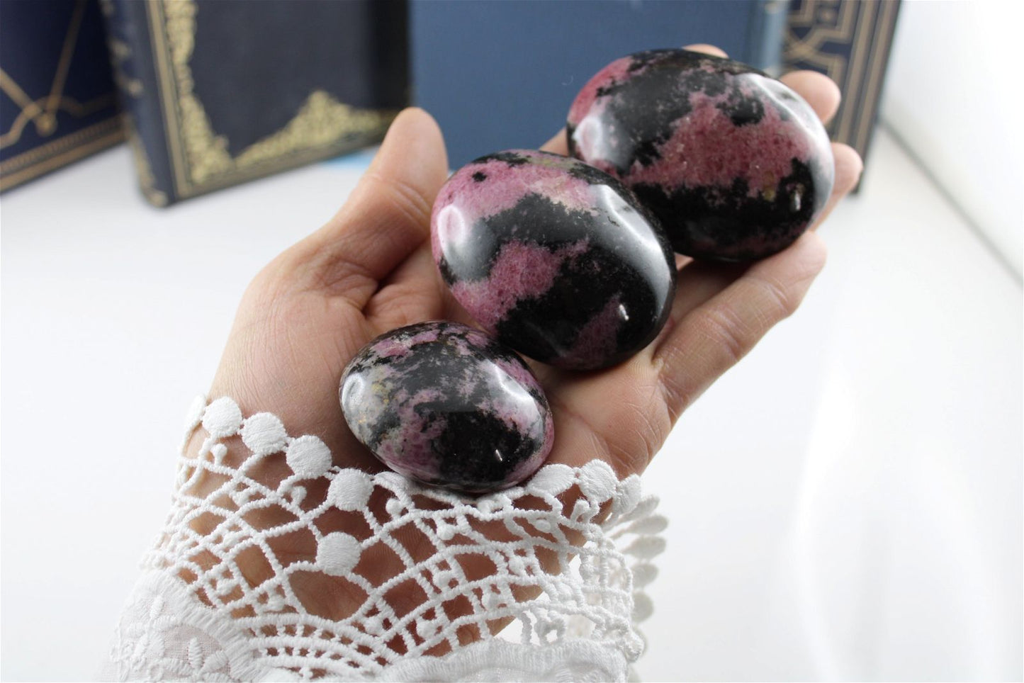 Galet de rhodonite grand 5 - 5.5 cm - Aurore Lune 