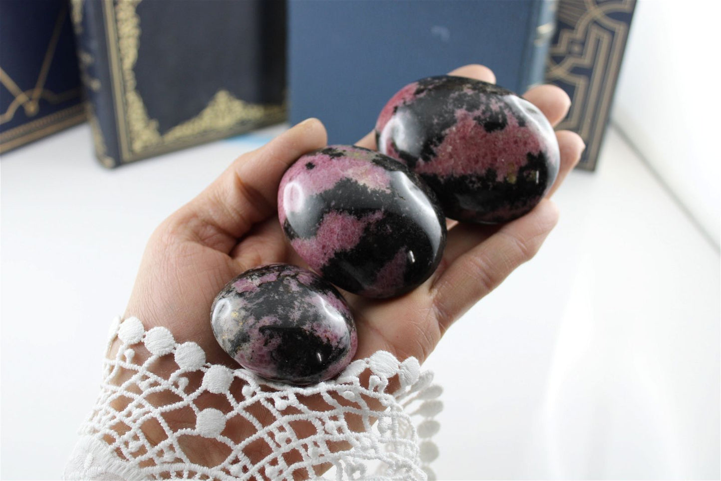 Galet de rhodonite grand 5 - 5.5 cm - Aurore Lune 