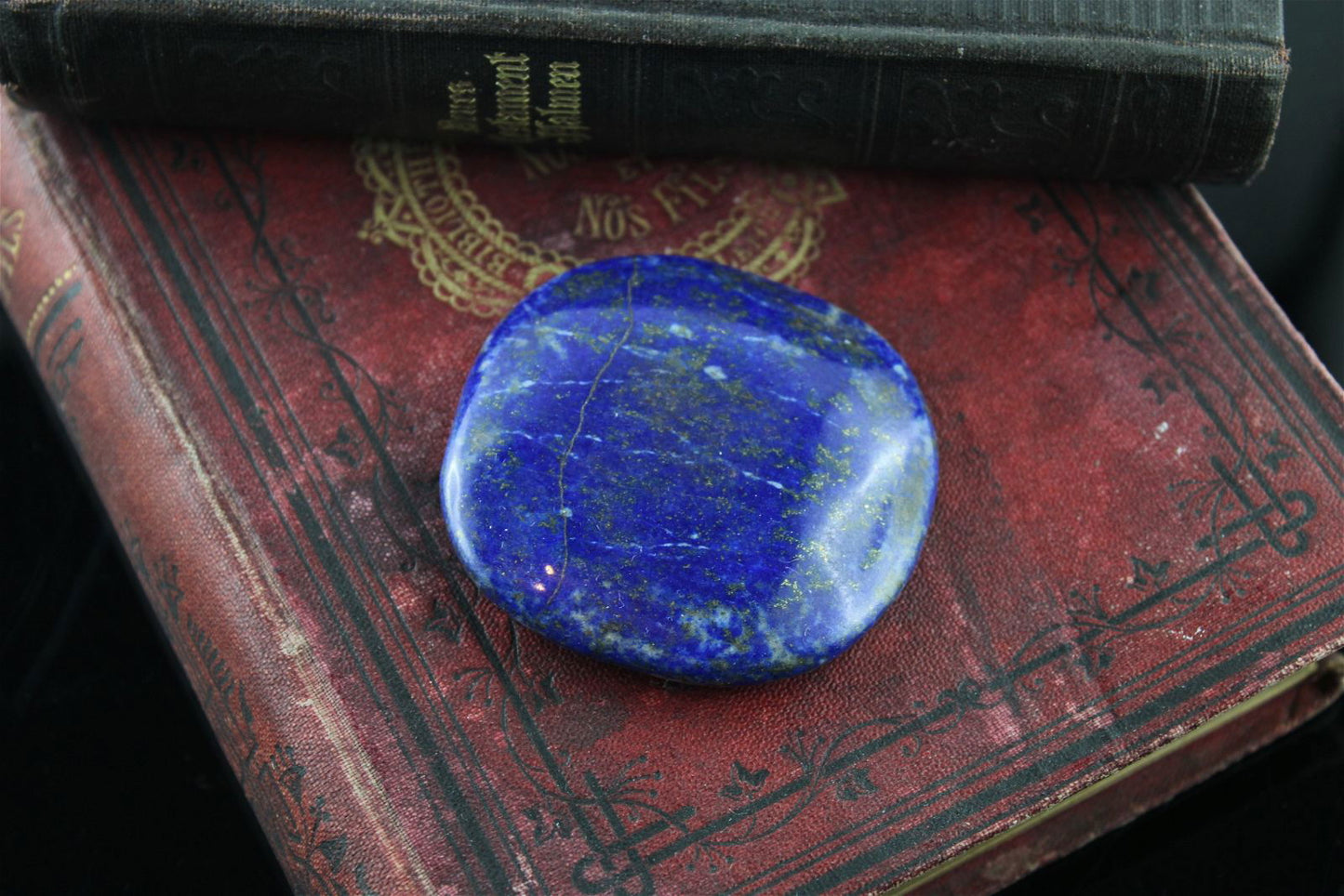 Galet en lapis lazuli photo contractuelle - Aurore Lune 
