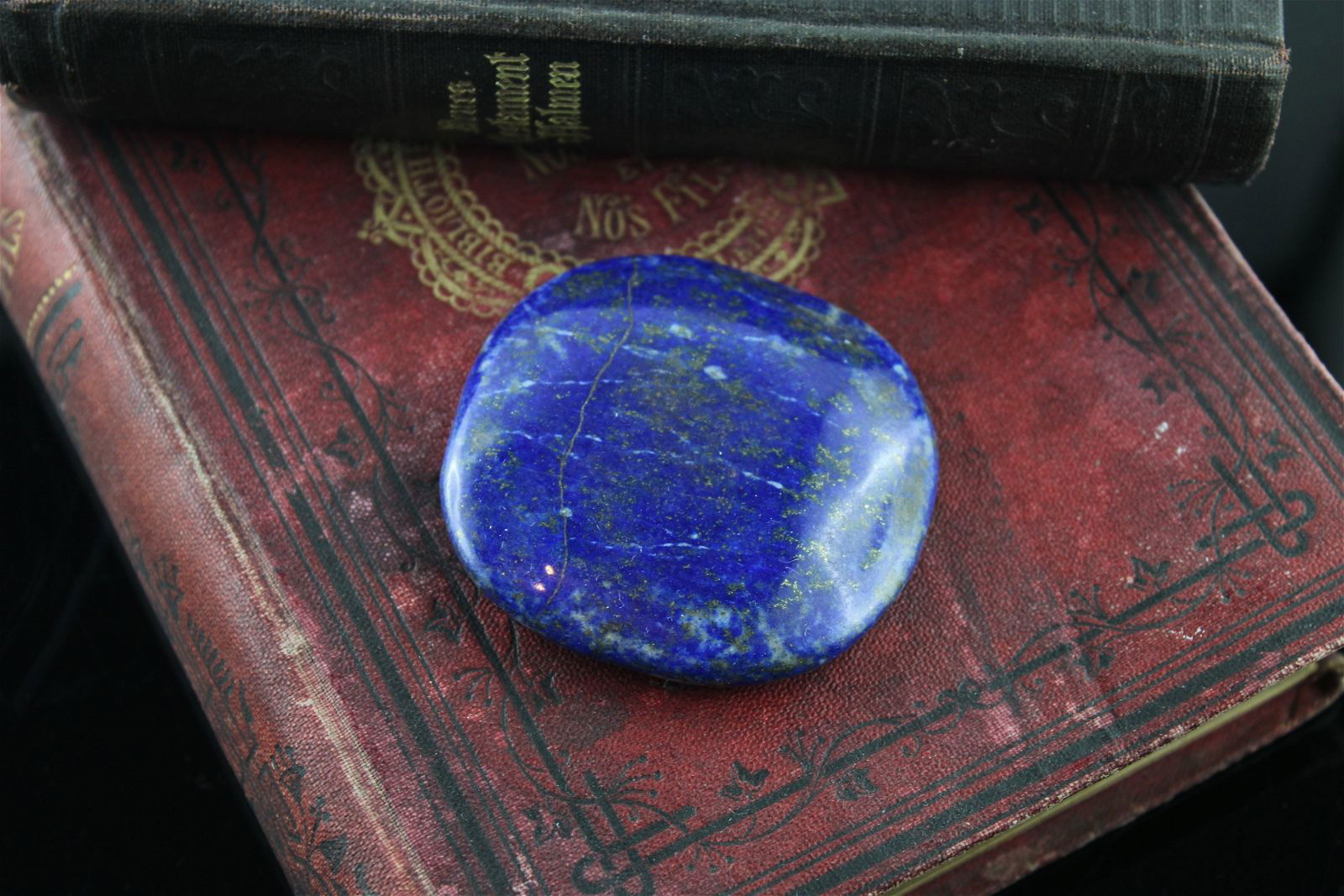 Galet en lapis lazuli photo contractuelle - Aurore Lune 