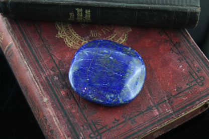 Galet en lapis lazuli photo contractuelle - Aurore Lune 