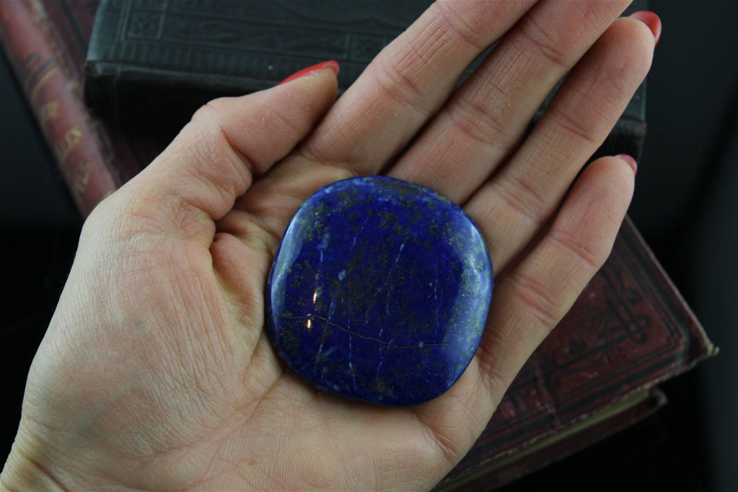 Galet en lapis lazuli photo contractuelle - Aurore Lune 