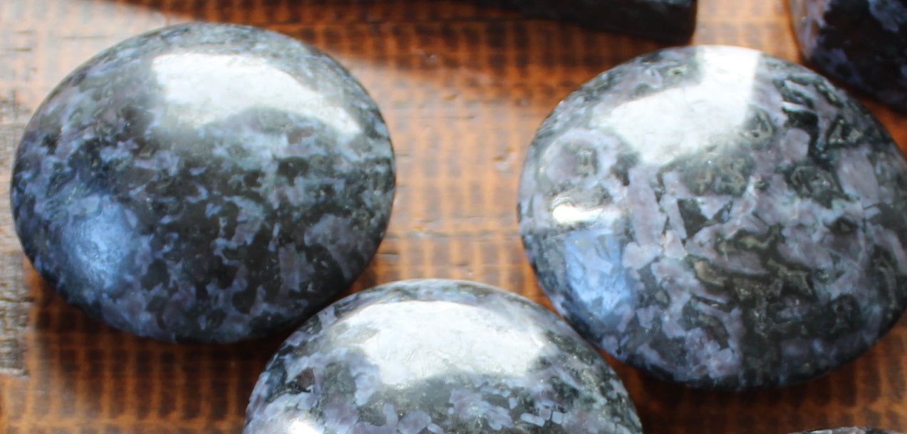 Galet ou coeur gabbro ou lunélite ou merlinite * COLISSIMO - Aurore Lune 