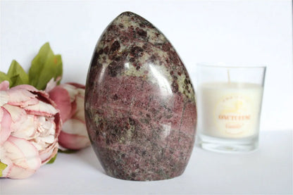 Grand grenat rubellite 15cm  1.538 kg environ RARE - Aurore Lune 