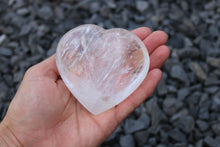 Charger la photo dans la galerie, 1 coeur en cristal de roche 8 cm