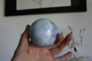 1 sphère de calcite bleue 6 cm avec socle