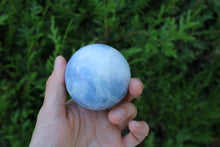 Charger la photo dans la galerie, 1 sphère de calcite bleue 6 cm avec socle