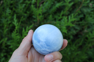 1 sphère de calcite bleue 6 cm avec socle