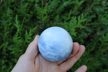 Charger la photo dans la galerie, 1 sphère de calcite bleue 6 cm avec socle
