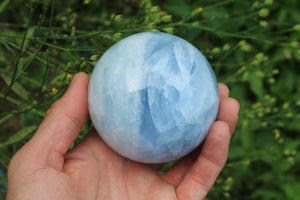 1 sphère de calcite bleue 7 cm avec socle