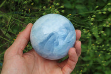Charger la photo dans la galerie, 1 sphère de calcite bleue 7 cm avec socle