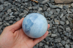 1 sphère de calcite bleue 7 cm avec socle