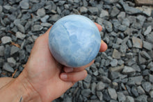 Charger la photo dans la galerie, 1 sphère de calcite bleue 7 cm avec socle