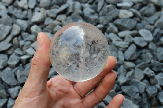 Sphère en cristal de roche 6 cm avec support