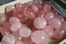 Charger la photo dans la galerie, 1 pierre roulée en quartz rose 3-4 cm