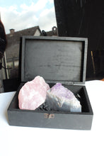 Charger la photo dans la galerie, Box boîte à offrir quartz rose et améthyste brutes + gourmandises offertes