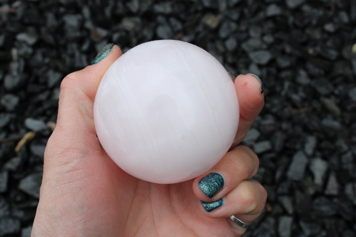 Sphère en manganocalcite 428 grammes 6.5 cm