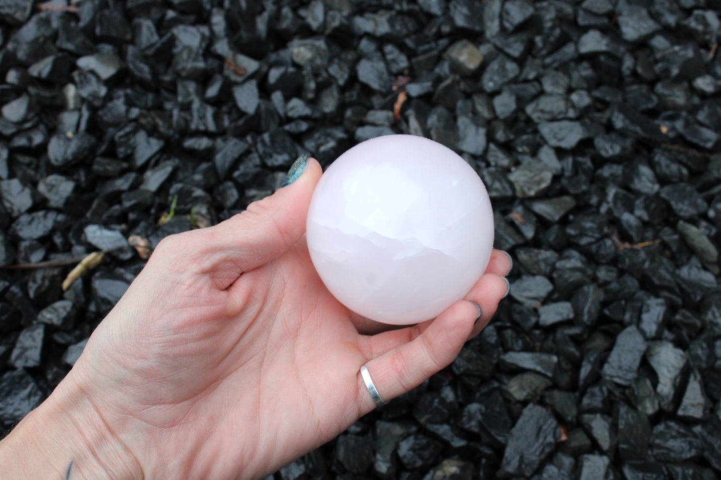 Sphère en manganocalcite 428 grammes 6.5 cm
