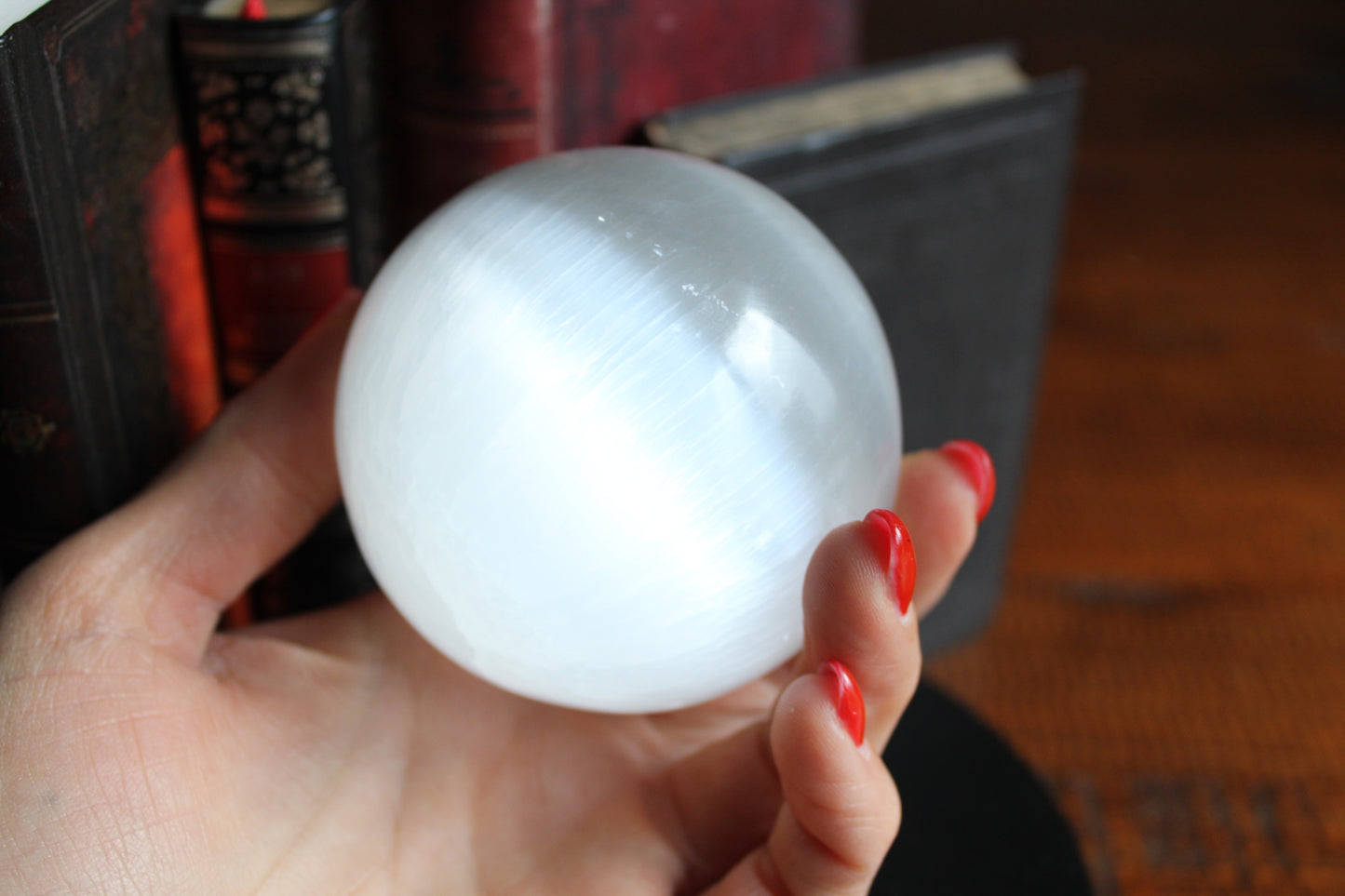 Sphère de sélénite 8 cm avec support en bois