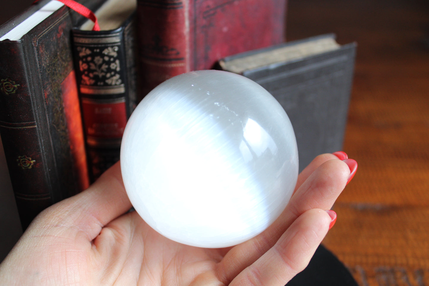 Sphère de sélénite 8 cm avec support en bois
