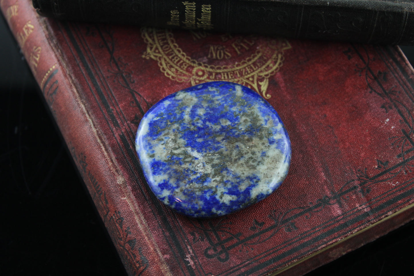 Galet en lapis lazuli photo contractuelle