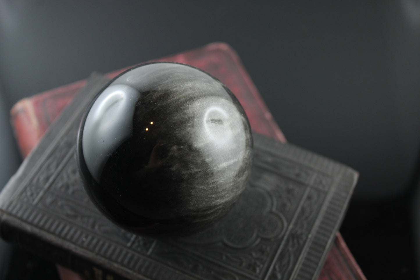 Sphère en obsidienne argentée 7 cm avec socle bois