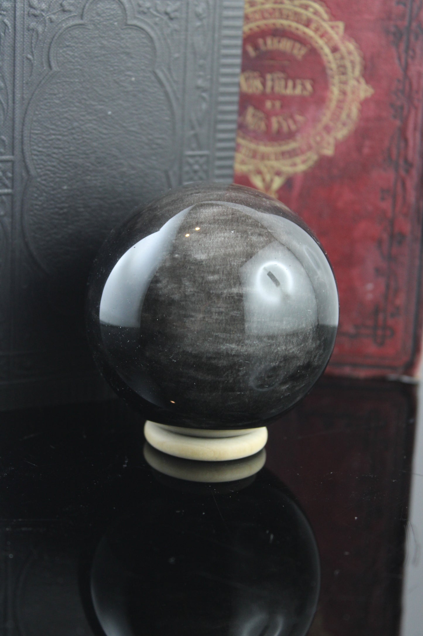 Sphère en obsidienne argentée 7 cm avec socle bois