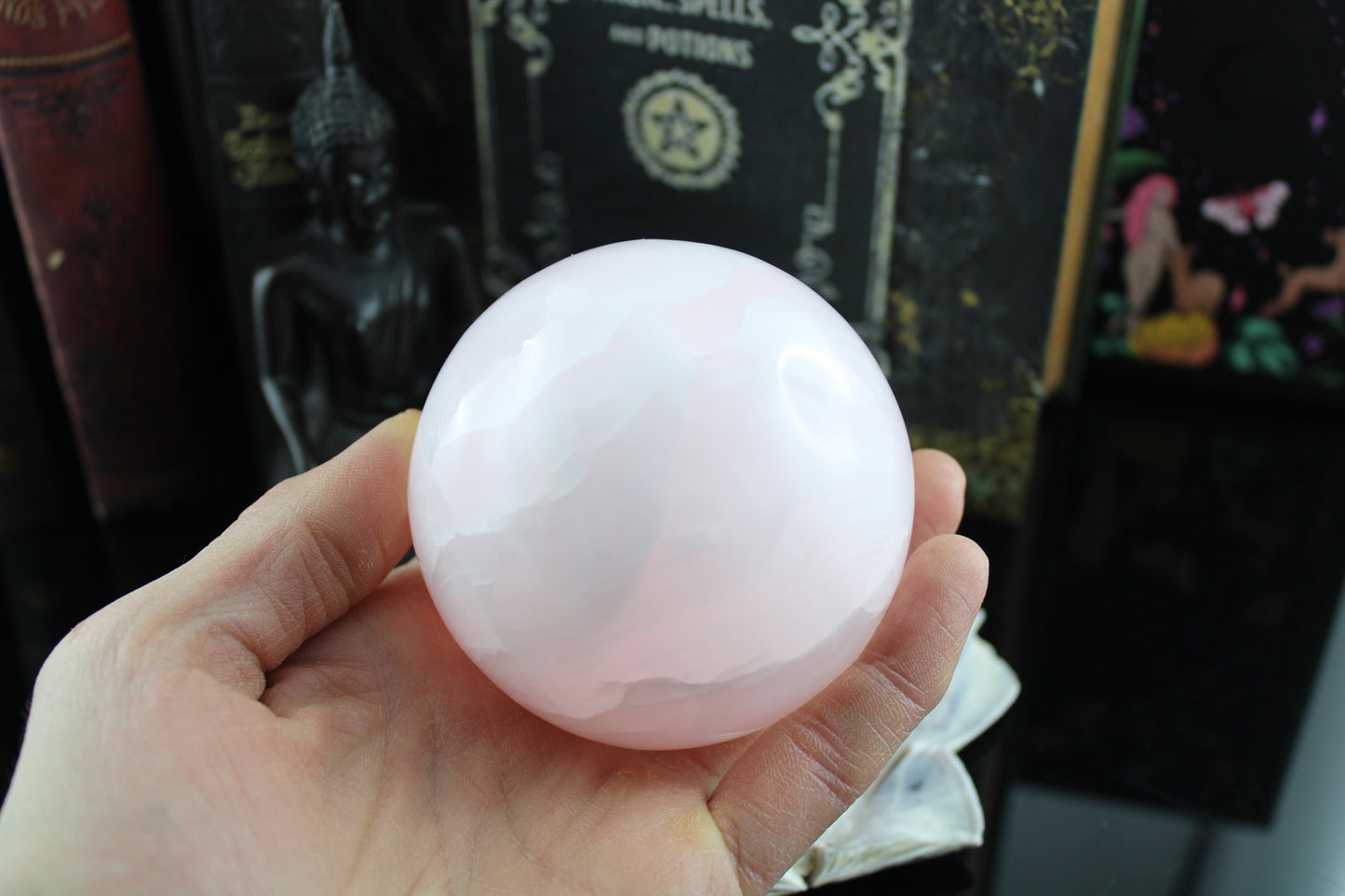 Sphère en manganocalcite 545 grammes 7 cm