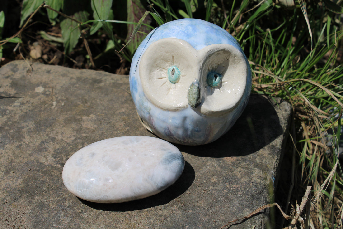 Galet de quartz lunaire et chouette poterie de mon village