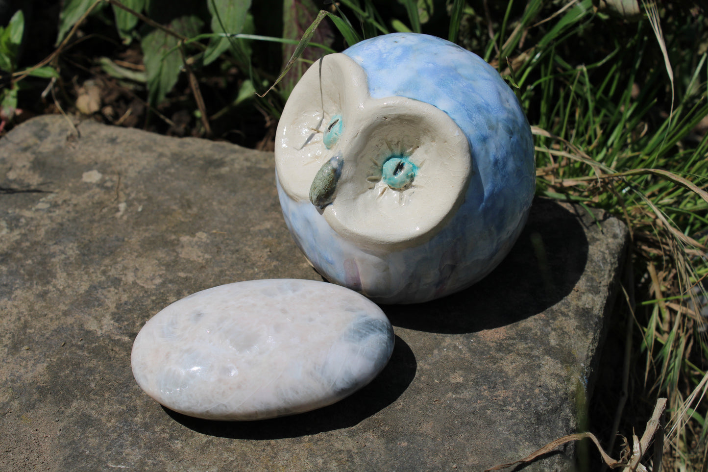 Galet de quartz lunaire et chouette poterie de mon village
