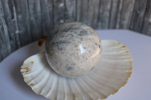 1 sphère de "quartz lunaire" avec socle - feldspath ? 6 cm