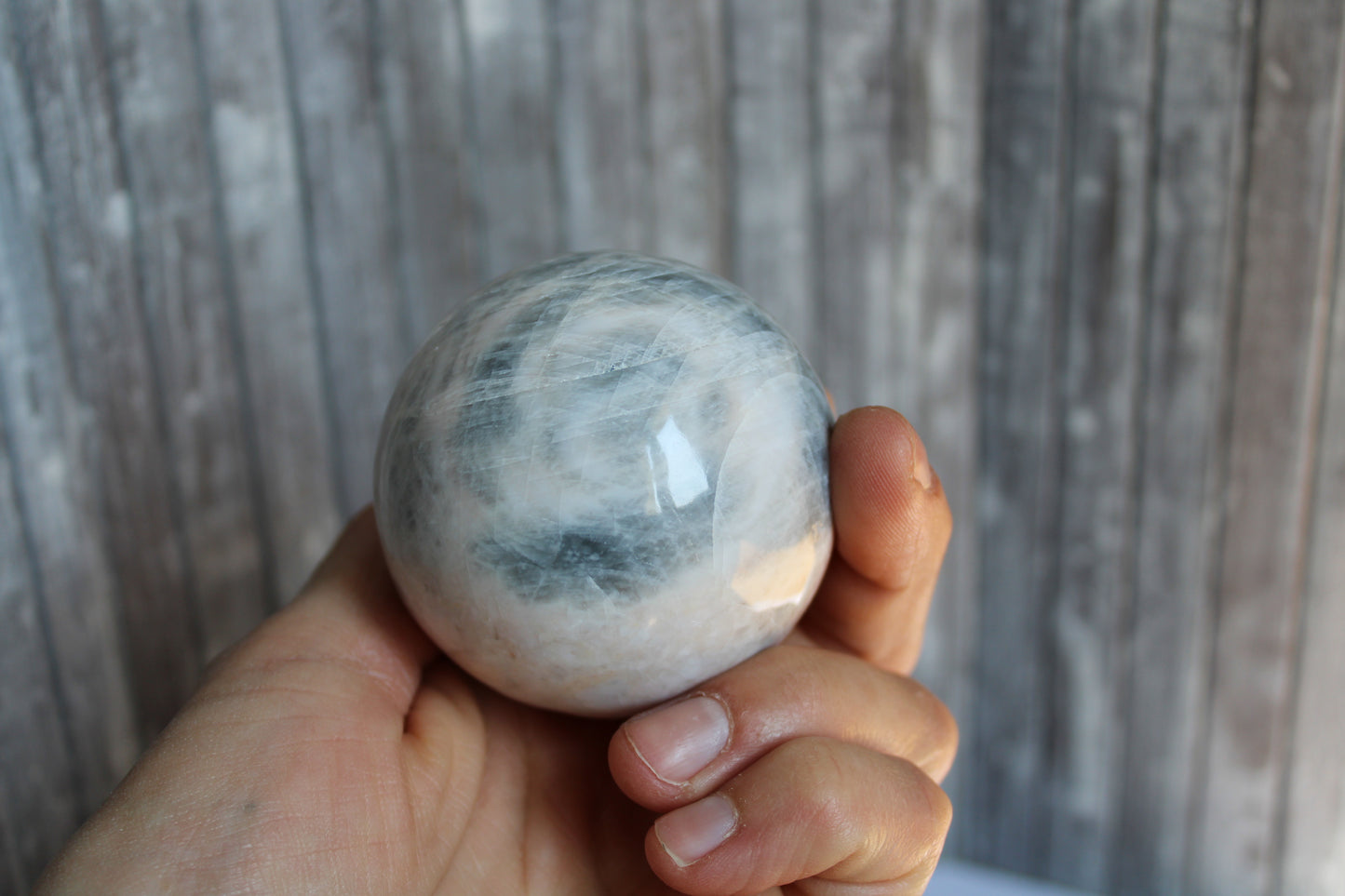 1 sphère de "quartz lunaire" avec socle - feldspath ? 6 cm